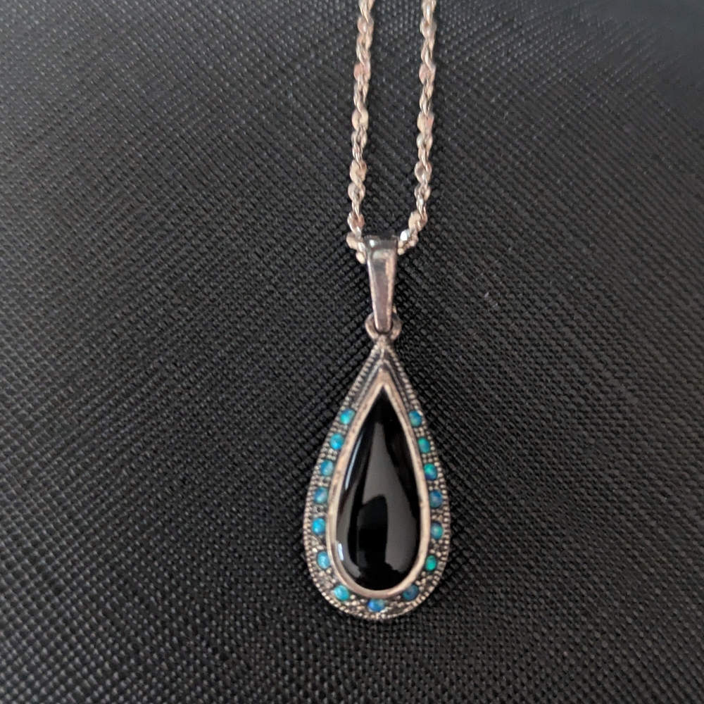Elegant Black and Silver Teardrop Pendant Necklace